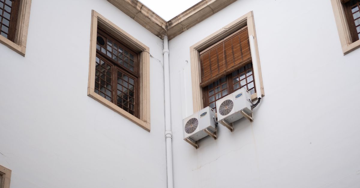 Unité extérieure de climatisation installée sur la façade d'un logement